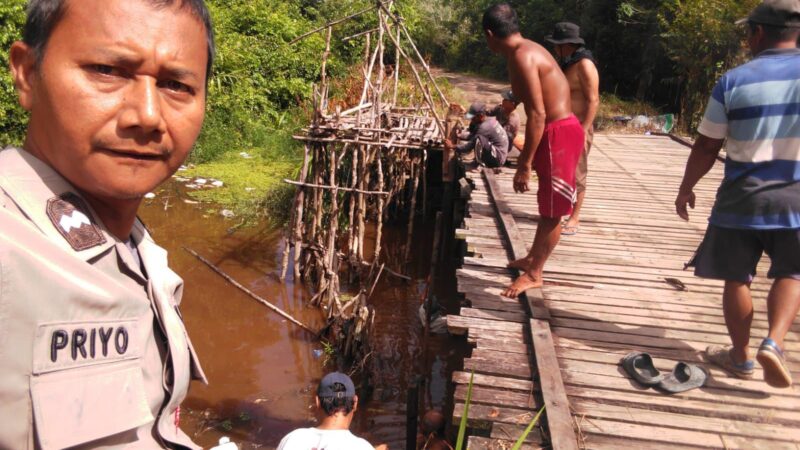 Di Sela Perbaikan Jembatan di Marang, Bhabinkamtibmas Polsek Bukit Batu Sosialisasikan Layanan Polri 110
