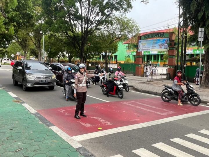 Pastikan Keselamatan Pelajar, Satlantas Polresta Palangka Raya Lakukan Pengaturan Arus Lalin di Area ZoSS