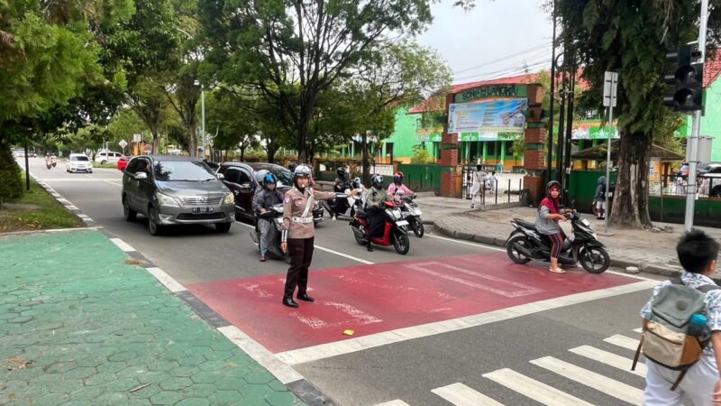 Pastikan Keselamatan Pelajar, Satlantas Polresta Palangka Raya Lakukan Pengaturan Arus Lalin di Area ZoSS