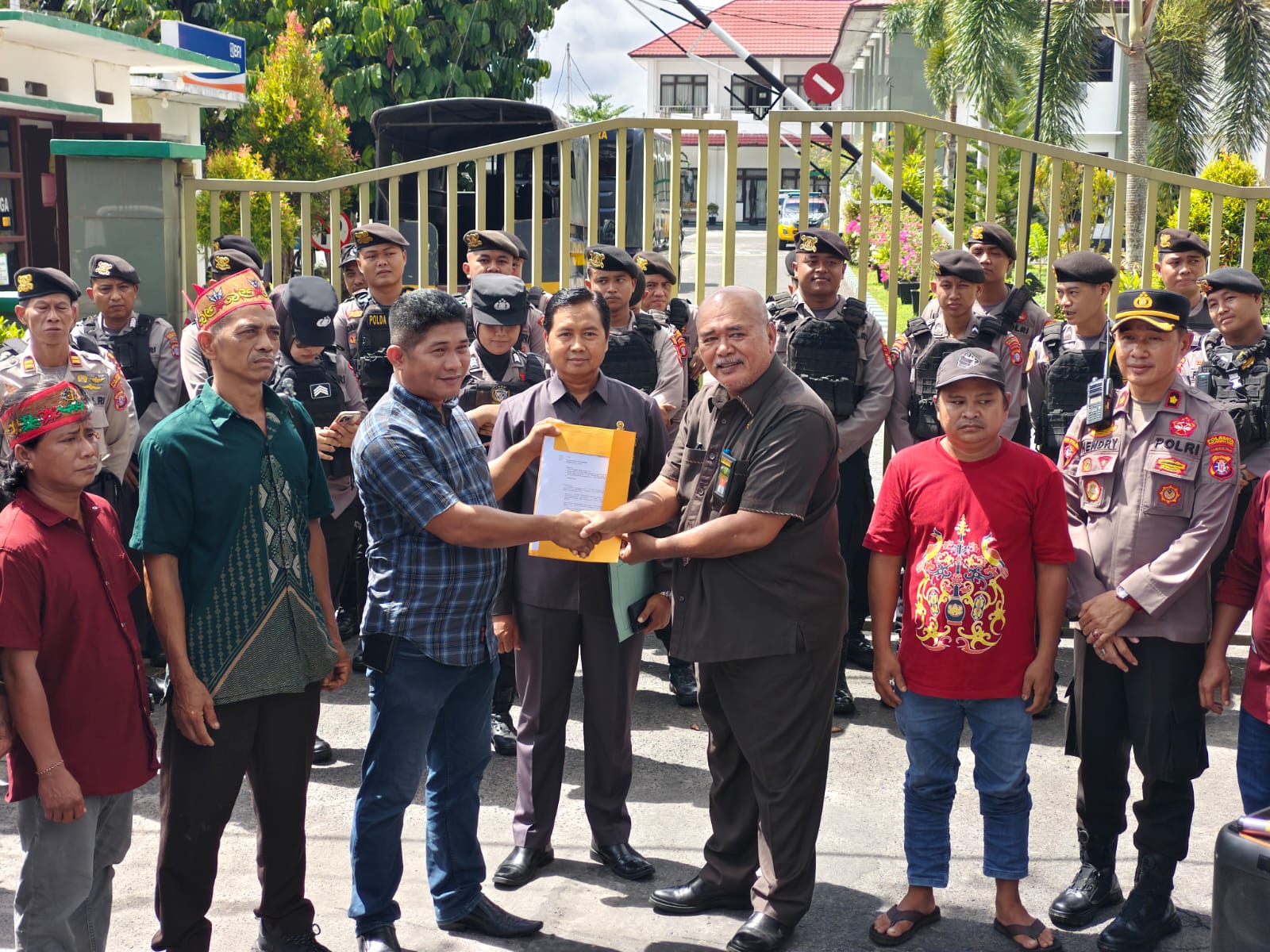 Polresta Palangka Raya Jaga Keamanan Aksi Damai Masyarakat Hukum Adat Kalimantan