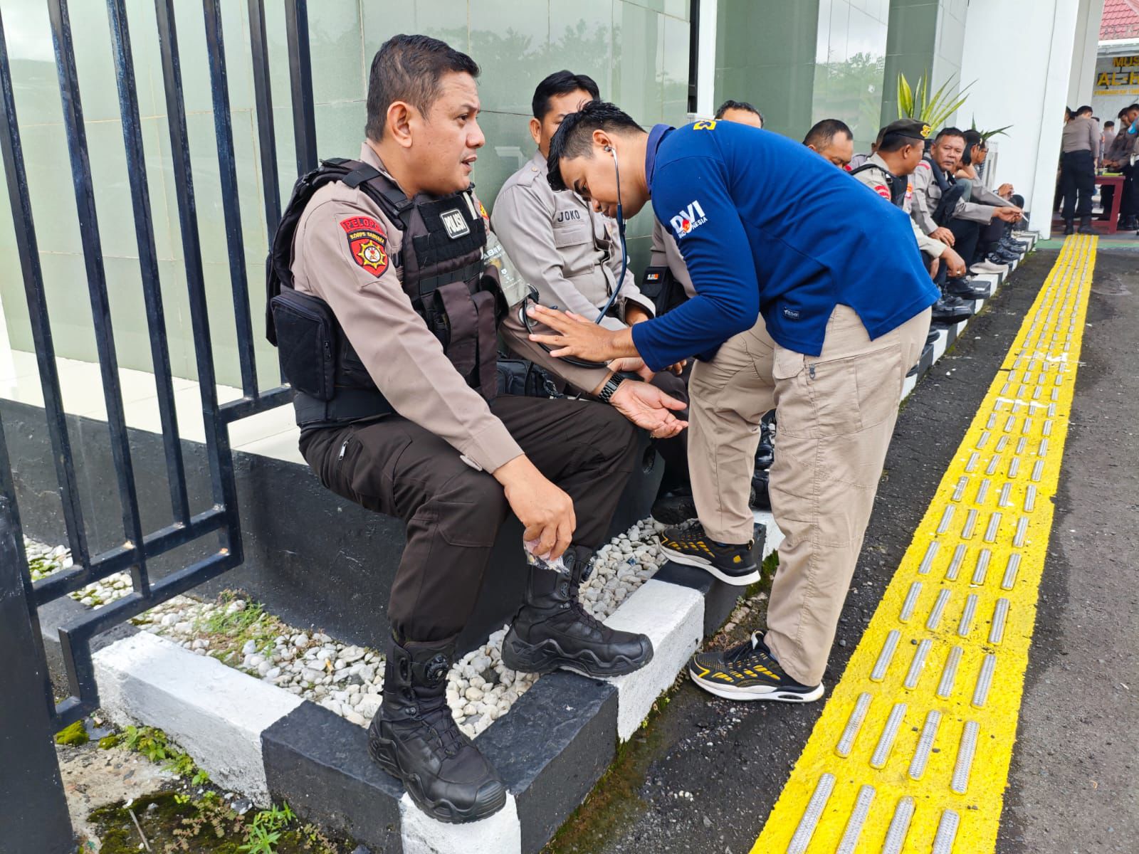 Dukung Pengamanan di Kantor Kejaksaan Tinggi Kalteng, Sidokkes Polresta Palangka Raya Ikutkan Personel Keslap
