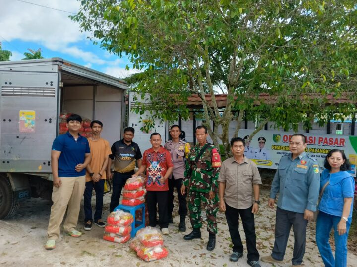 Dukung Stabilitas Harga Sembako, Bhabinkamtibmas Petuk Katimpun Dampingi Operasi Pasar Murah Pemko