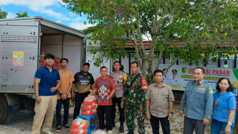 Dukung Stabilitas Harga Sembako, Bhabinkamtibmas Petuk Katimpun Dampingi Operasi Pasar Murah Pemko