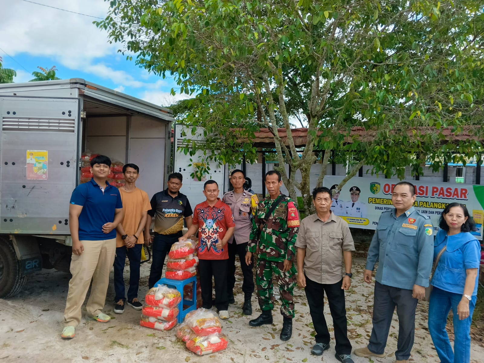 Dukung Stabilitas Harga Sembako, Bhabinkamtibmas Petuk Katimpun Dampingi Operasi Pasar Murah Pemko