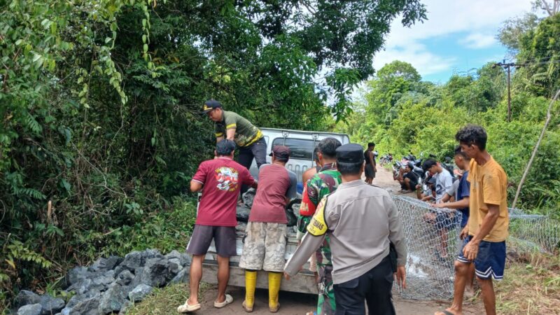 Peduli Keselamatan Warga, Bhabinkamtibmas Marang Ikut Gotong Royong Perbaiki Jembatan Bakung