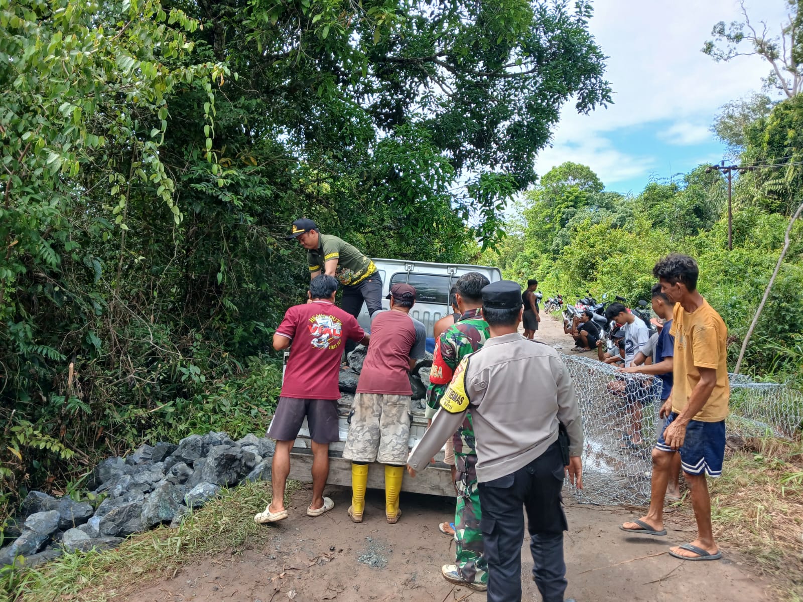 Peduli Keselamatan Warga, Bhabinkamtibmas Marang Ikut Gotong Royong Perbaiki Jembatan Bakung