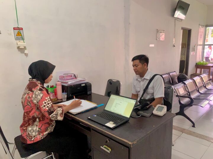 Saat Rikkes di Poliklinik, Anggota Sidokkes Polresta Palangka Raya Berikan Layanan Prima