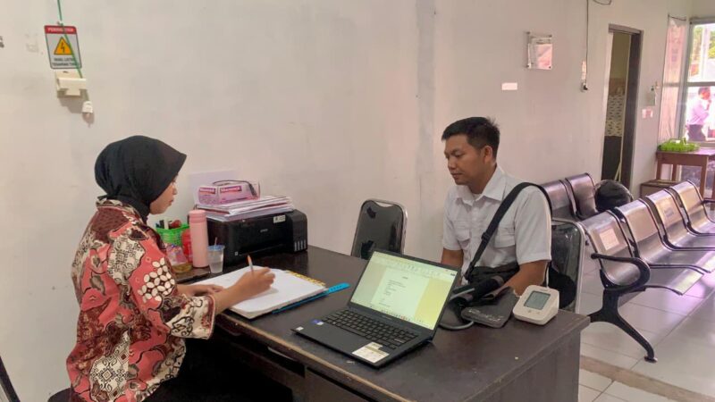 Saat Rikkes di Poliklinik, Anggota Sidokkes Polresta Palangka Raya Berikan Layanan Prima