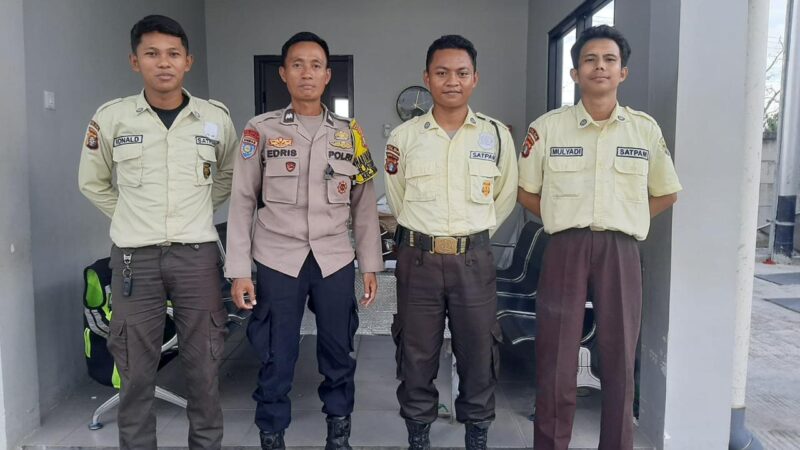 Sambangi Satpam Gudang Minimarket, Bhabinkamtibmas Petuk Katimpun Sosialisasikan Layanan Polri 110