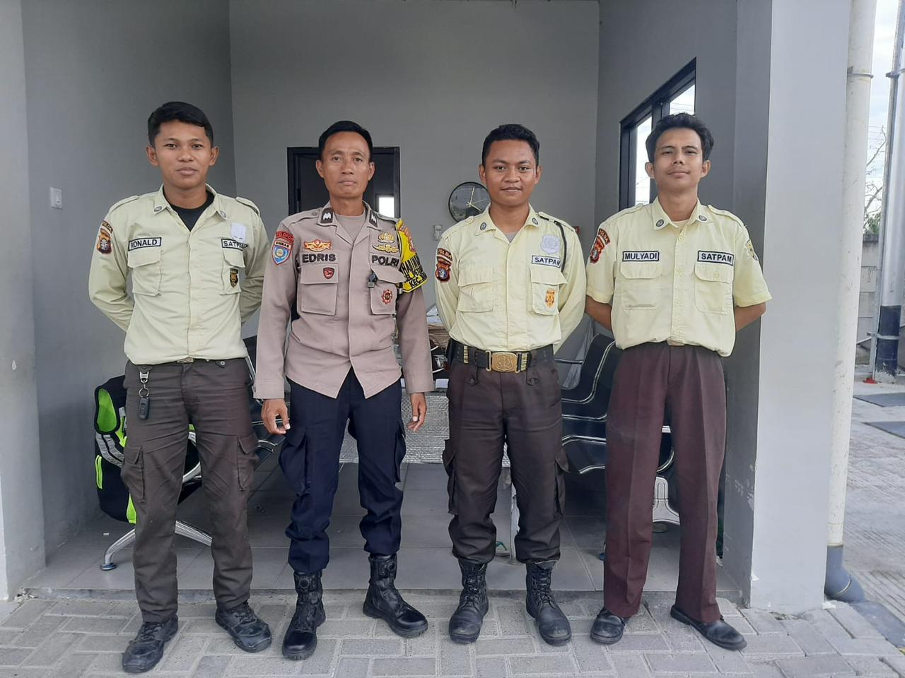 Sambangi Satpam Gudang Minimarket, Bhabinkamtibmas Petuk Katimpun Sosialisasikan Layanan Polri 110