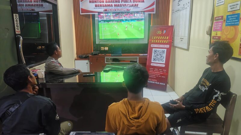 Nonton Bareng Piala Dunia, Polsek Rakumpit Bangun Kebersamaan dengan Warga