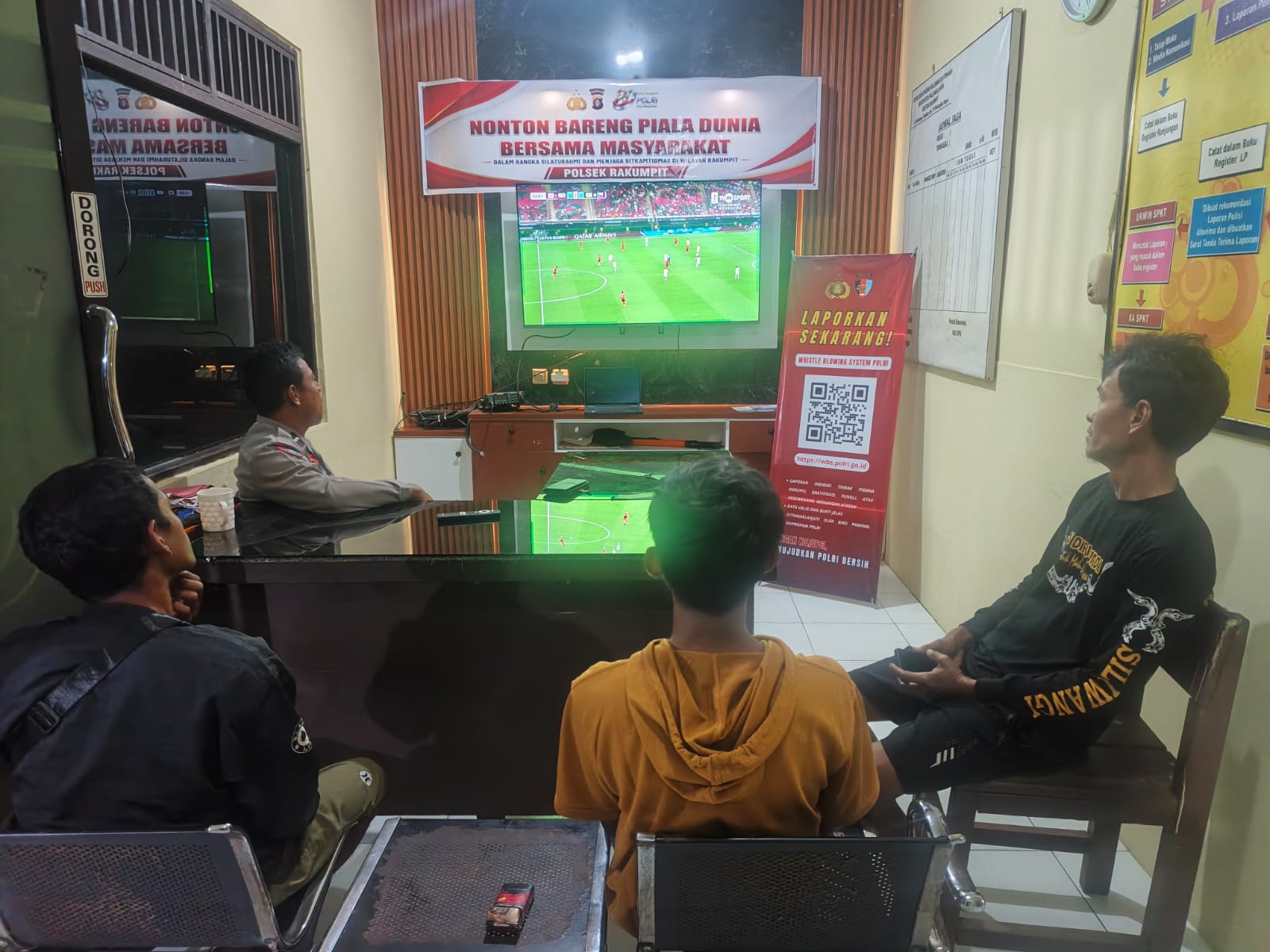 Nonton Bareng Piala Dunia, Polsek Rakumpit Bangun Kebersamaan dengan Warga