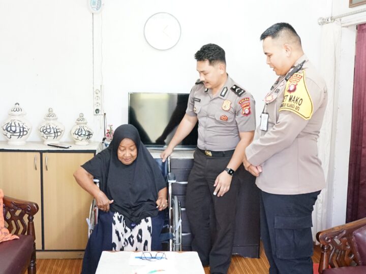 Maknai Hari Bhayangkara ke-80, Rumkit Bhayangkara Salurkan Bantuan Kursi Roda untuk Penyandang Disabilitas