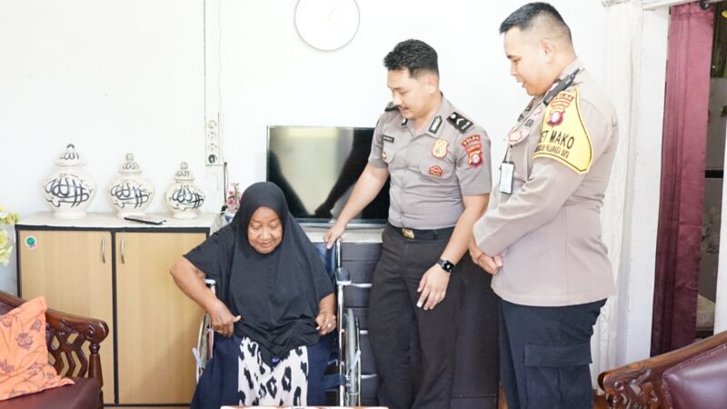 Maknai Hari Bhayangkara ke-80, Rumkit Bhayangkara Salurkan Bantuan Kursi Roda untuk Penyandang Disabilitas