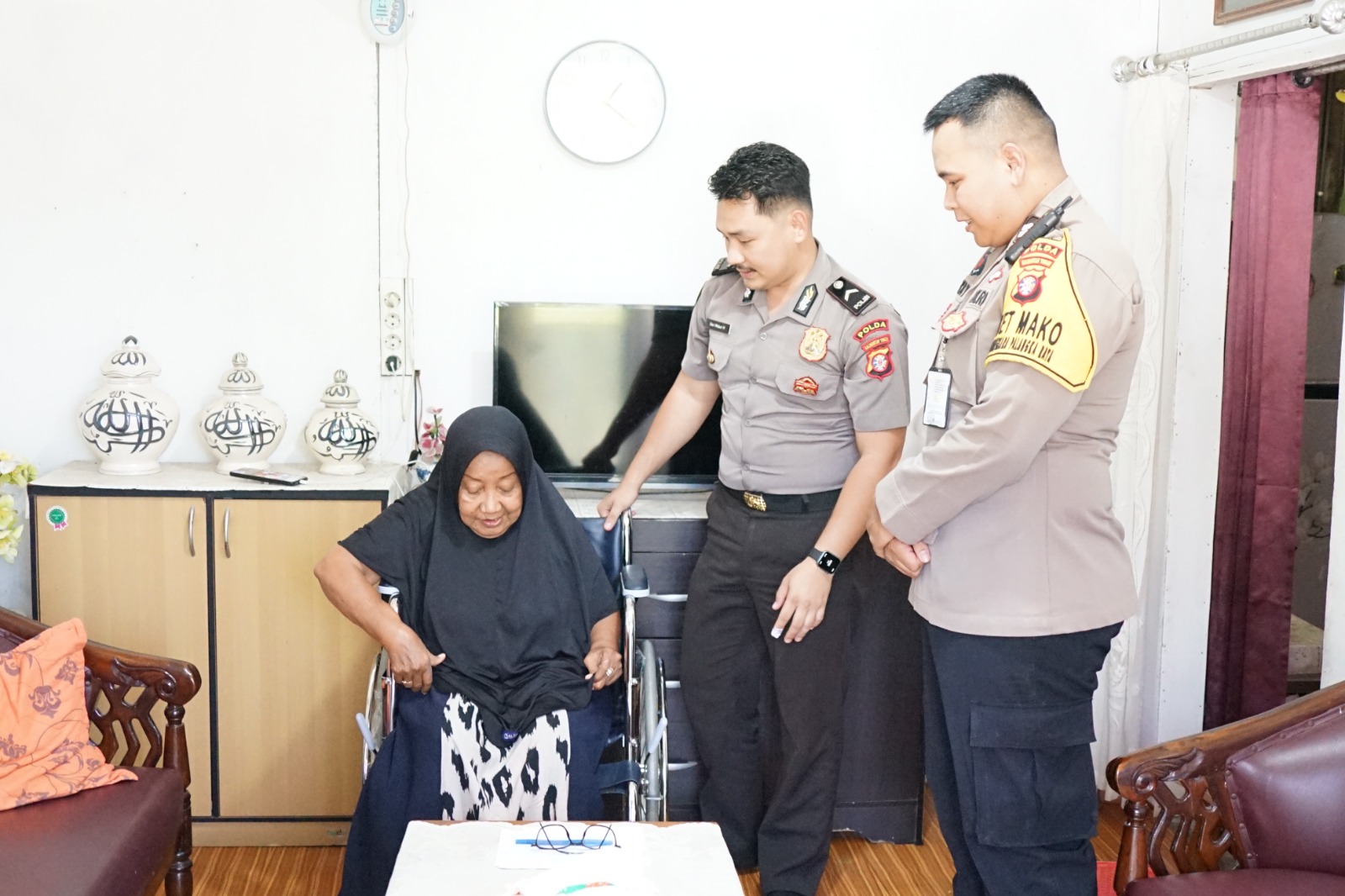 Maknai Hari Bhayangkara ke-80, Rumkit Bhayangkara Salurkan Bantuan Kursi Roda untuk Penyandang Disabilitas