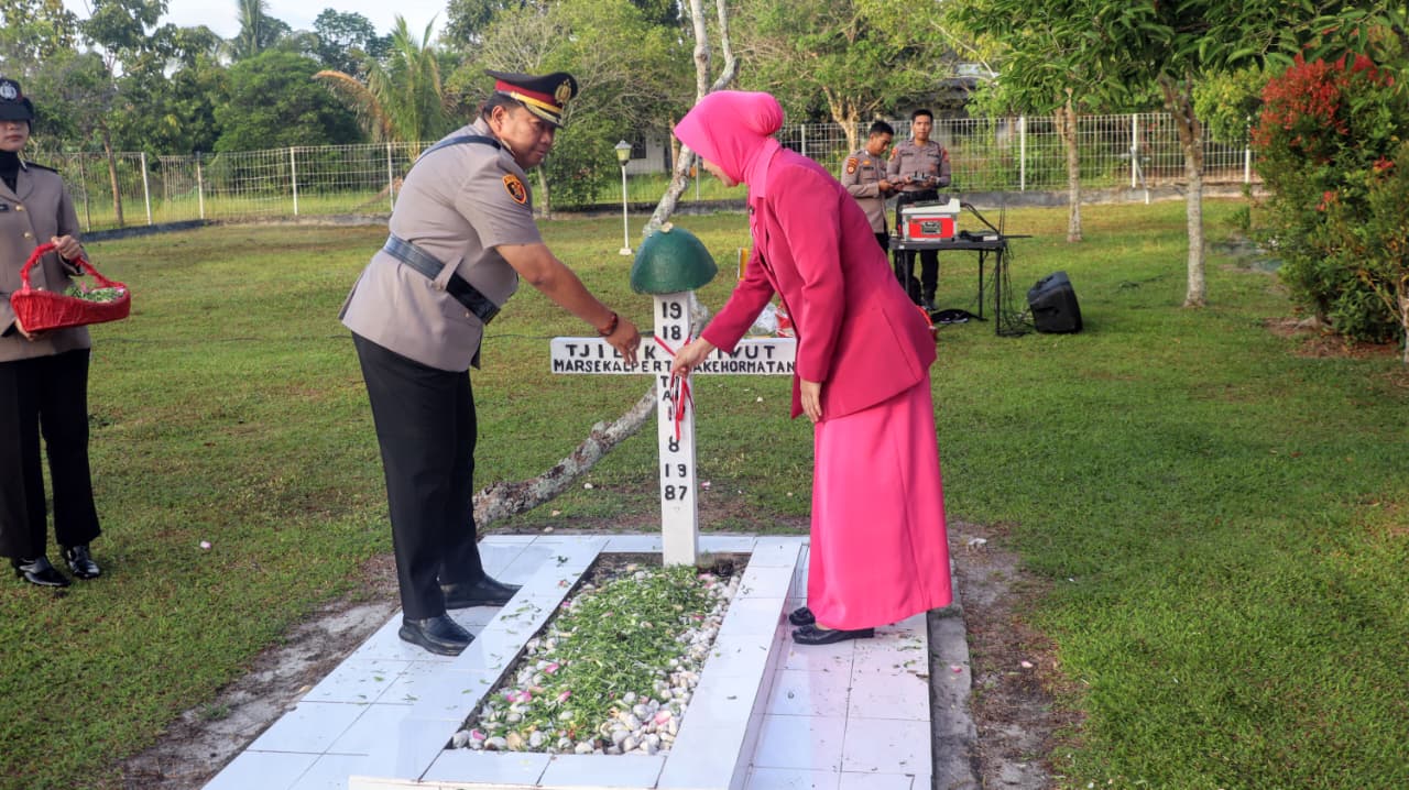Sambut Hari Bhayangkara ke-80, Kapolresta Palangka Raya Hadiri Upacara Ziarah di TMP Sanaman Lampang