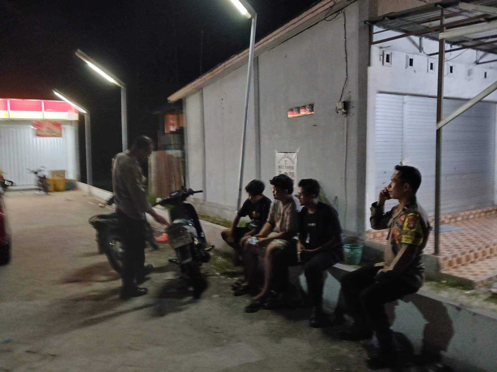 Hadir di BRI Unit Tangkiling, Personel Polsek Bukit Batu Pantau Situasi Kamtibmas