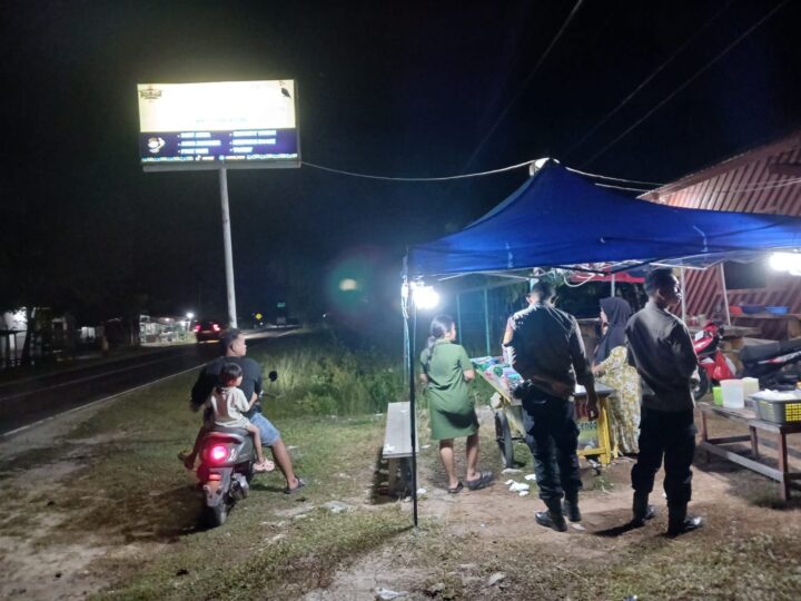 Di Warung Warga di Tumbang Tahai, Anggota Polsek Bukit Batu Sampaikan Pesan Kamtibmas