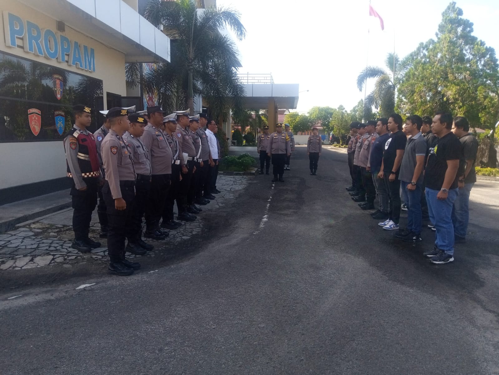 Awali Tugas Pelayanan Kepolisian, SPKT Polresta Palangka Raya Gelar Apel Pergantian Piket