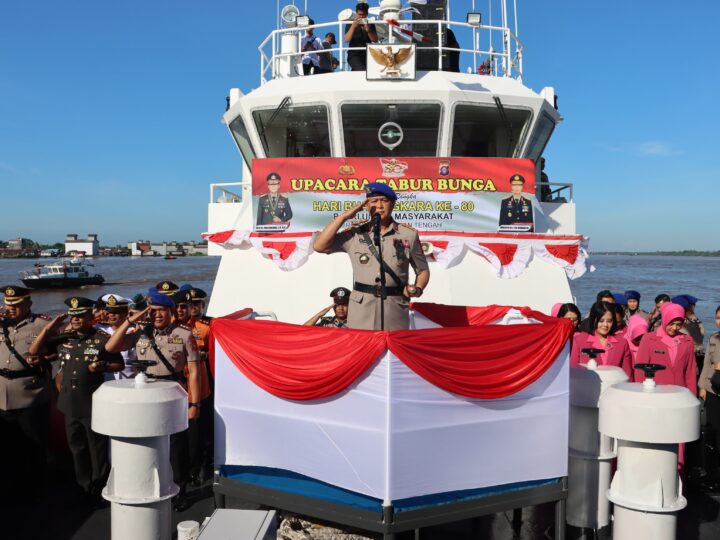 Kenang Jasa Pahlawan, Polda Kalteng Gelar Tabur Bunga di DAS Kapuas
