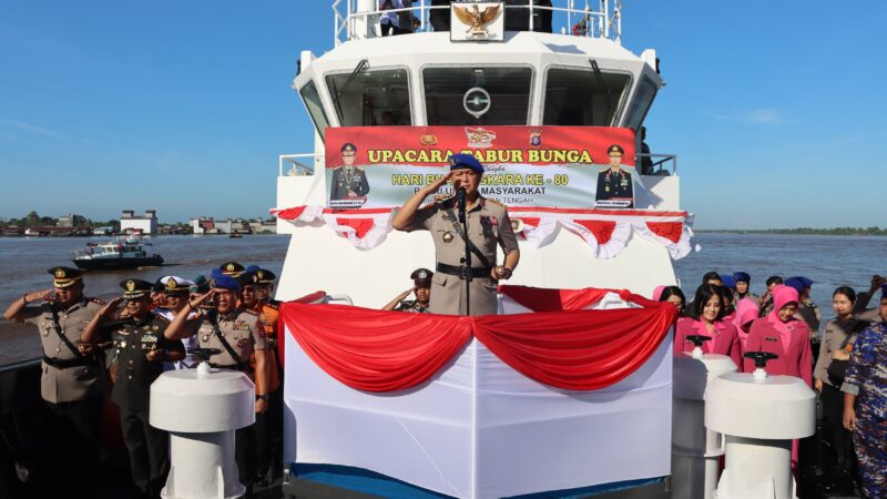 Kenang Jasa Pahlawan, Polda Kalteng Gelar Tabur Bunga di DAS Kapuas