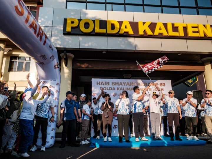 Ribuan Masyarakat Ramaikan Jalan Sehat dan Fun Bike Sambut HUT Bhayangkara ke-80 di Polda Kalteng
