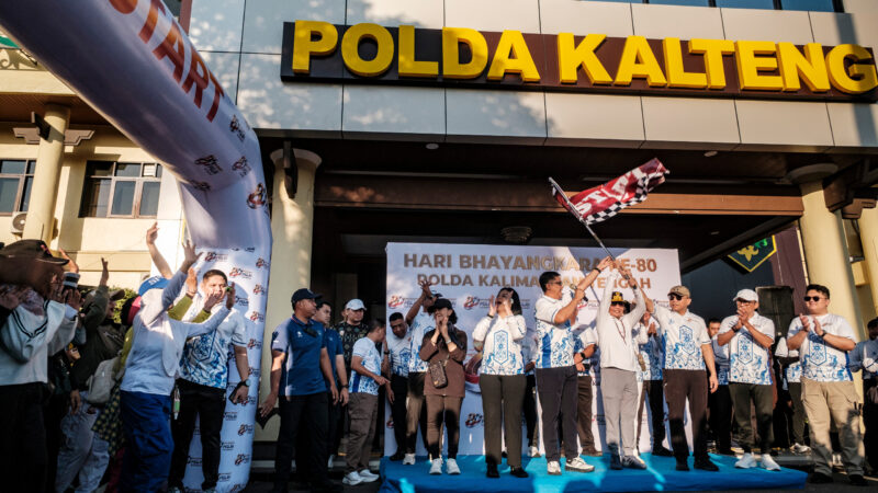 Ribuan Masyarakat Ramaikan Jalan Sehat dan Fun Bike Sambut HUT Bhayangkara ke-80 di Polda Kalteng