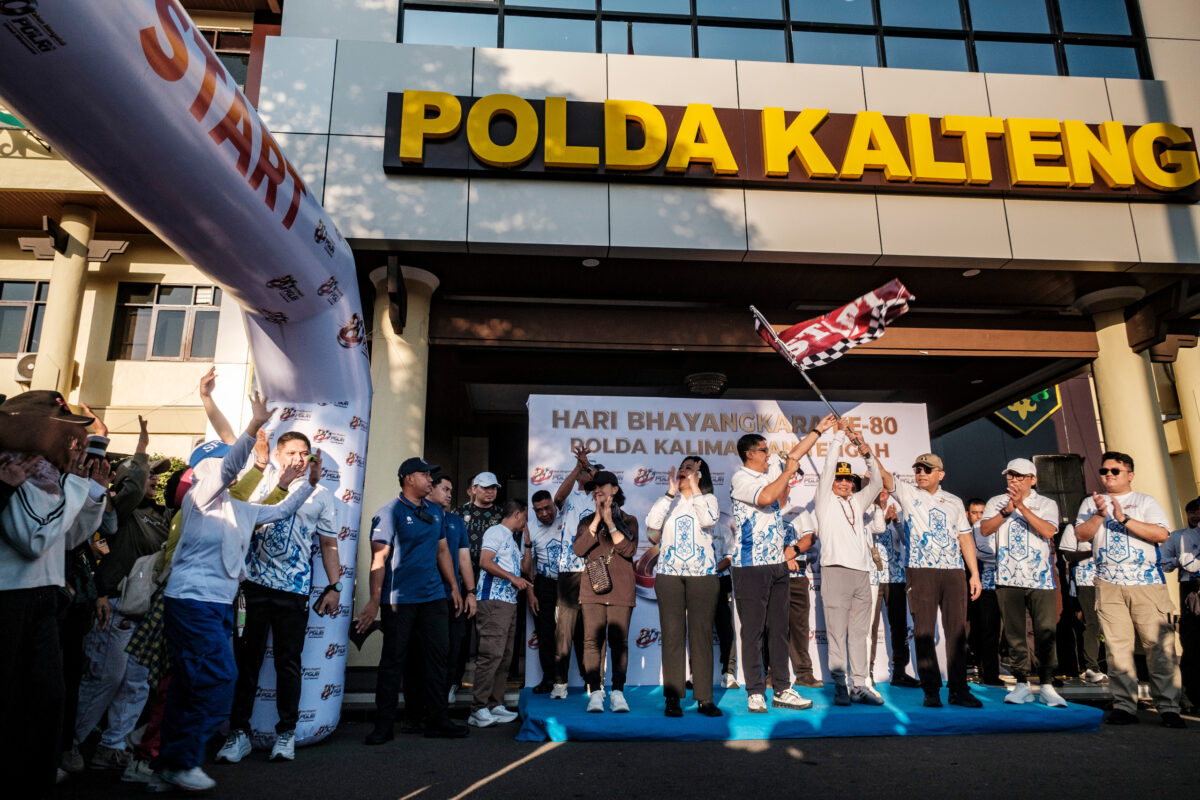 Ribuan Masyarakat Ramaikan Jalan Sehat dan Fun Bike Sambut HUT Bhayangkara ke-80 di Polda Kalteng