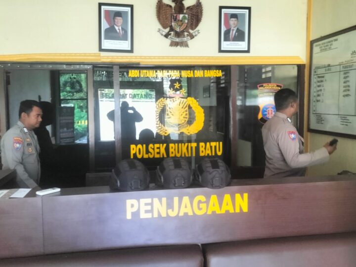 Dukung Kesiapan Tugasnya, Piket Polsek Bukit Batu Periksa Barang Inventaris