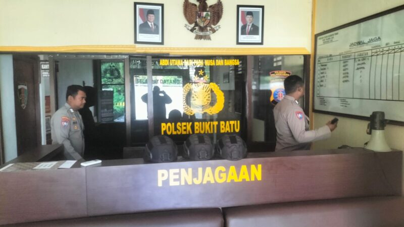 Dukung Kesiapan Tugasnya, Piket Polsek Bukit Batu Periksa Barang Inventaris