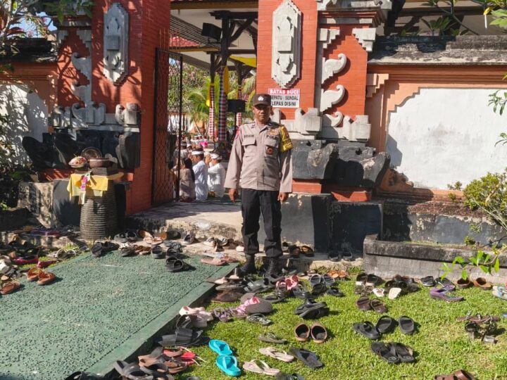 Polsek Pahandut Amankan Rangkaian Ibadah Hari Raya Kuningan di Pura Pitamaha