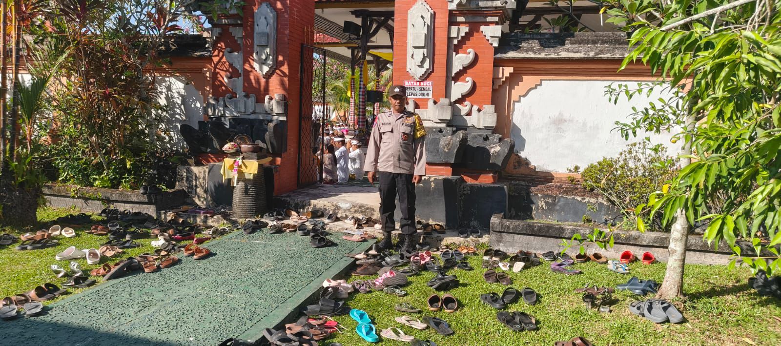Polsek Pahandut Amankan Rangkaian Ibadah Hari Raya Kuningan di Pura Pitamaha