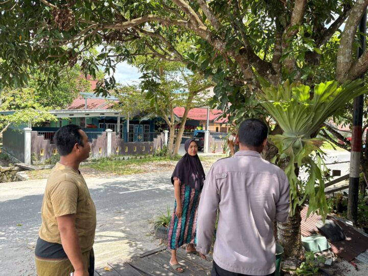 Di Hadapan Warga Kelurahan Kereng Bangkirai, Bhabinkamtibmas Polsek Sabangau Sosialisasikan Layanan Polri 110