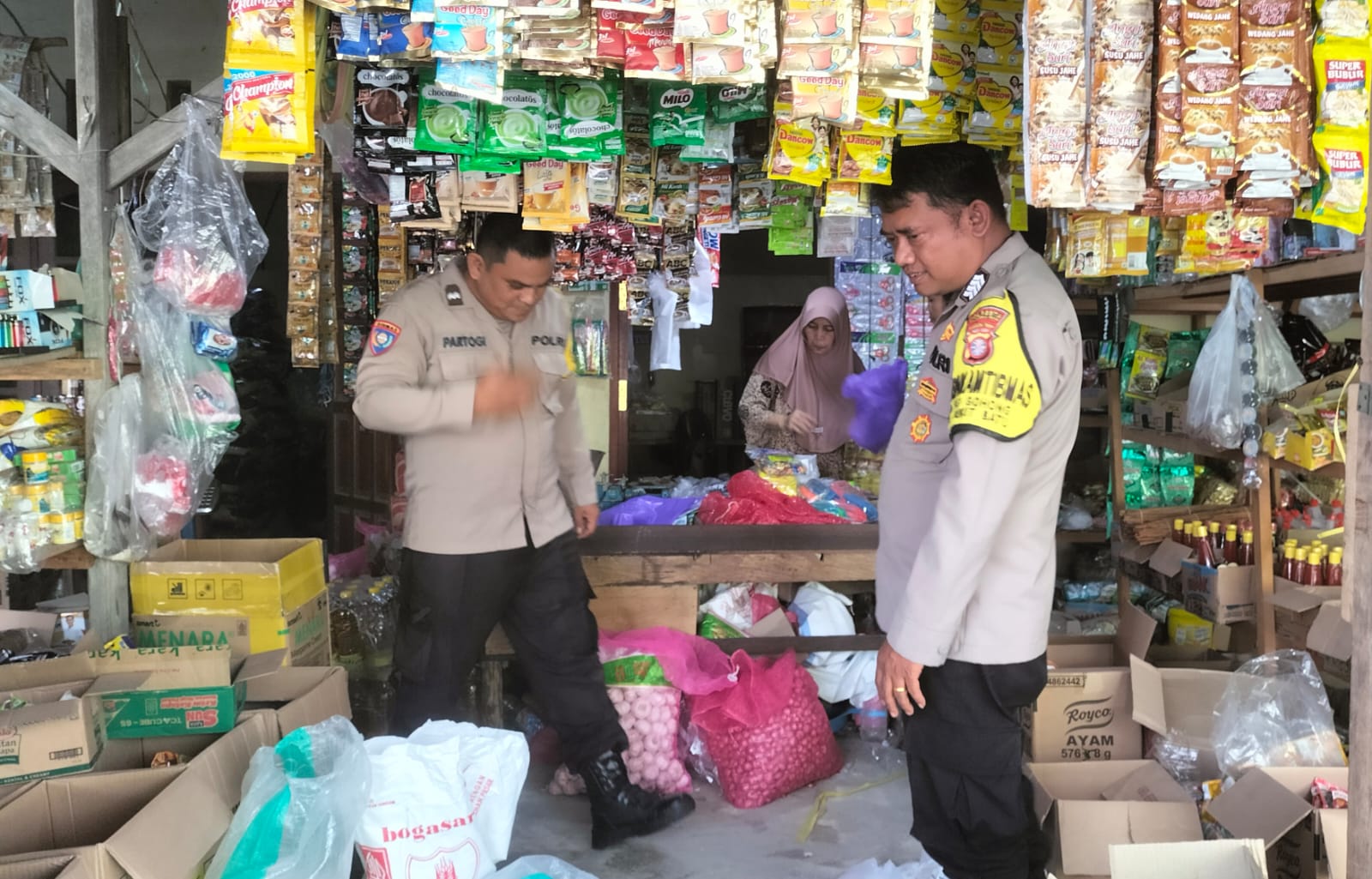 Ciptakan Keamanan di Pasar Rakyat Tangkiling, Patroli Harkamtibmas Polsek Bukit Batu Digelar