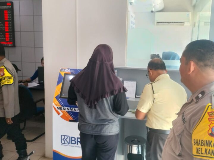 Dukung Transaksi di Perbankan, Patroli Polsek Bukit Batu Datangi Kantor BRI Unit Tangkiling
