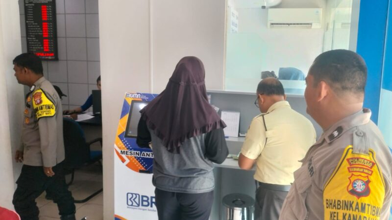 Dukung Transaksi di Perbankan, Patroli Polsek Bukit Batu Datangi Kantor BRI Unit Tangkiling