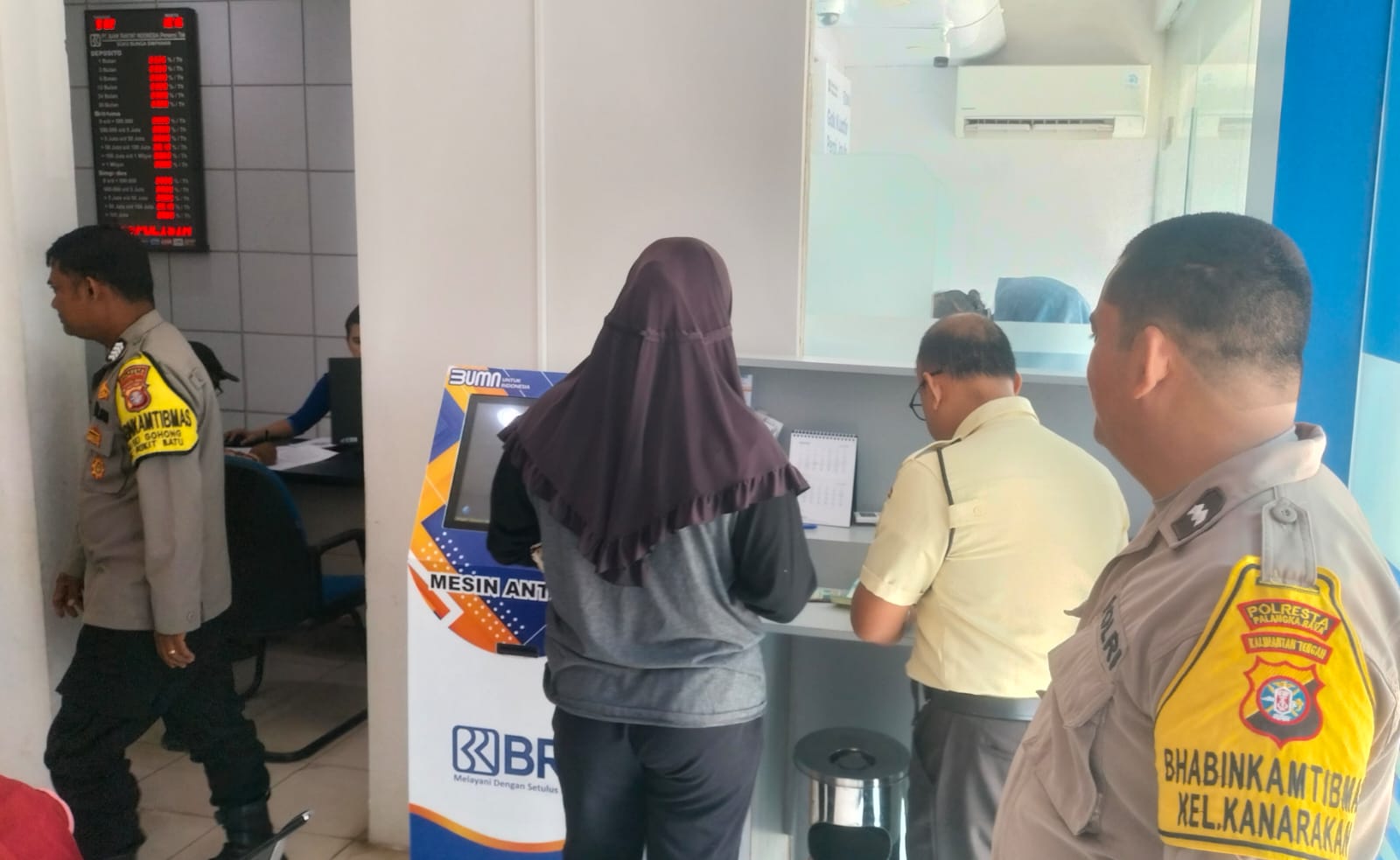 Dukung Transaksi di Perbankan, Patroli Polsek Bukit Batu Datangi Kantor BRI Unit Tangkiling