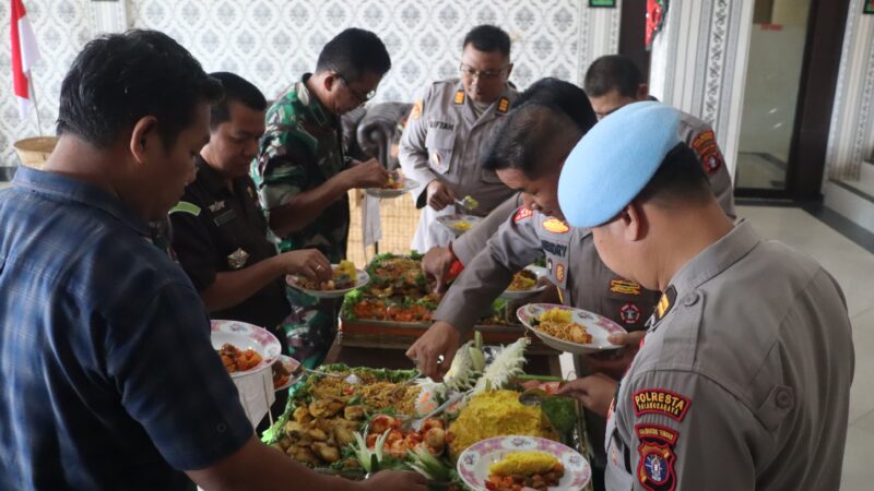 Kapolresta Palangka Raya Sambut Hangat Kejutan Hari Bhayangkara dari Rombongan Dandim dan Kajari