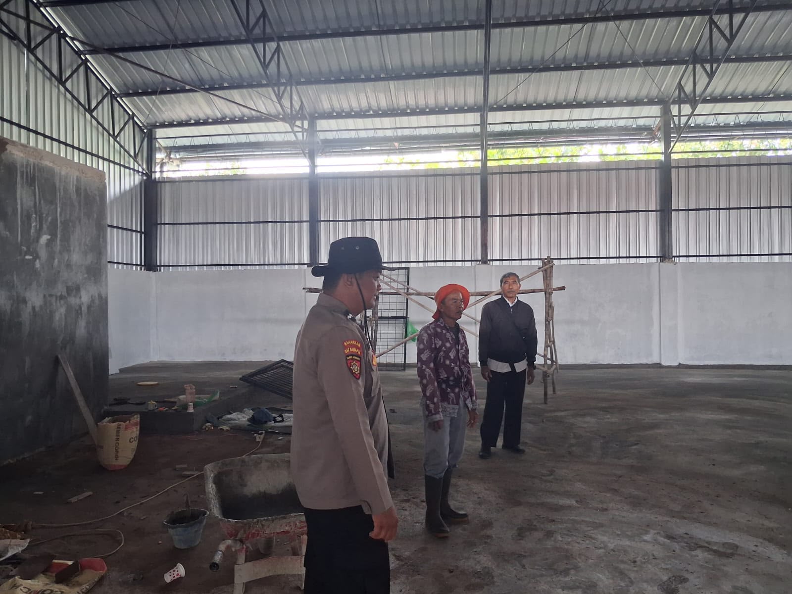 Di Kelurahan Kereng Bangkirai, Bhabinkamtibmas Polsek Sabangau Sosialisasikan Layanan Polri 110