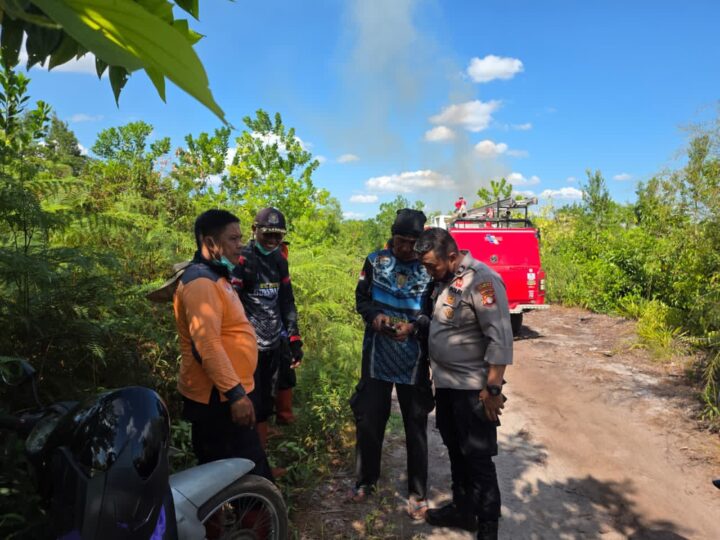 Tanggapi Laporan Masyarakat, Polsek Sabangau Datangi Kebakaran Lahan di Keranggan Ujung