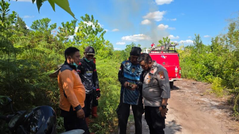Tanggapi Laporan Masyarakat, Polsek Sabangau Datangi Kebakaran Lahan di Keranggan Ujung