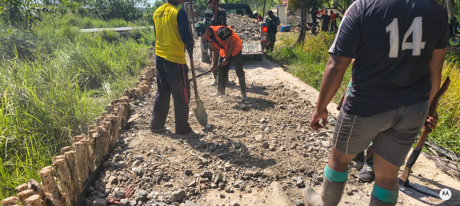 Satgas TMMD Reguler Ke-129 Bersama Warga Tingkatkan Badan Jalan 1,2 Kilometer di Desa Bandaraya