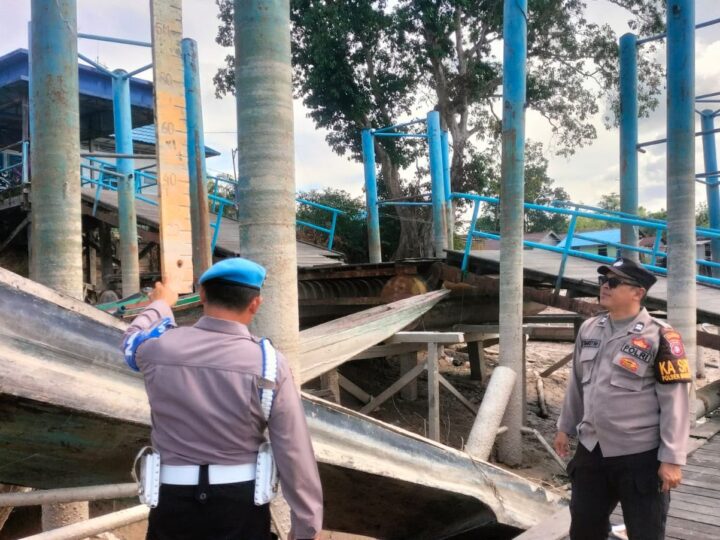 Monitor Debit Sungai Rungan, Polsek Bukit Batu Imbau Warga Tetap Waspada