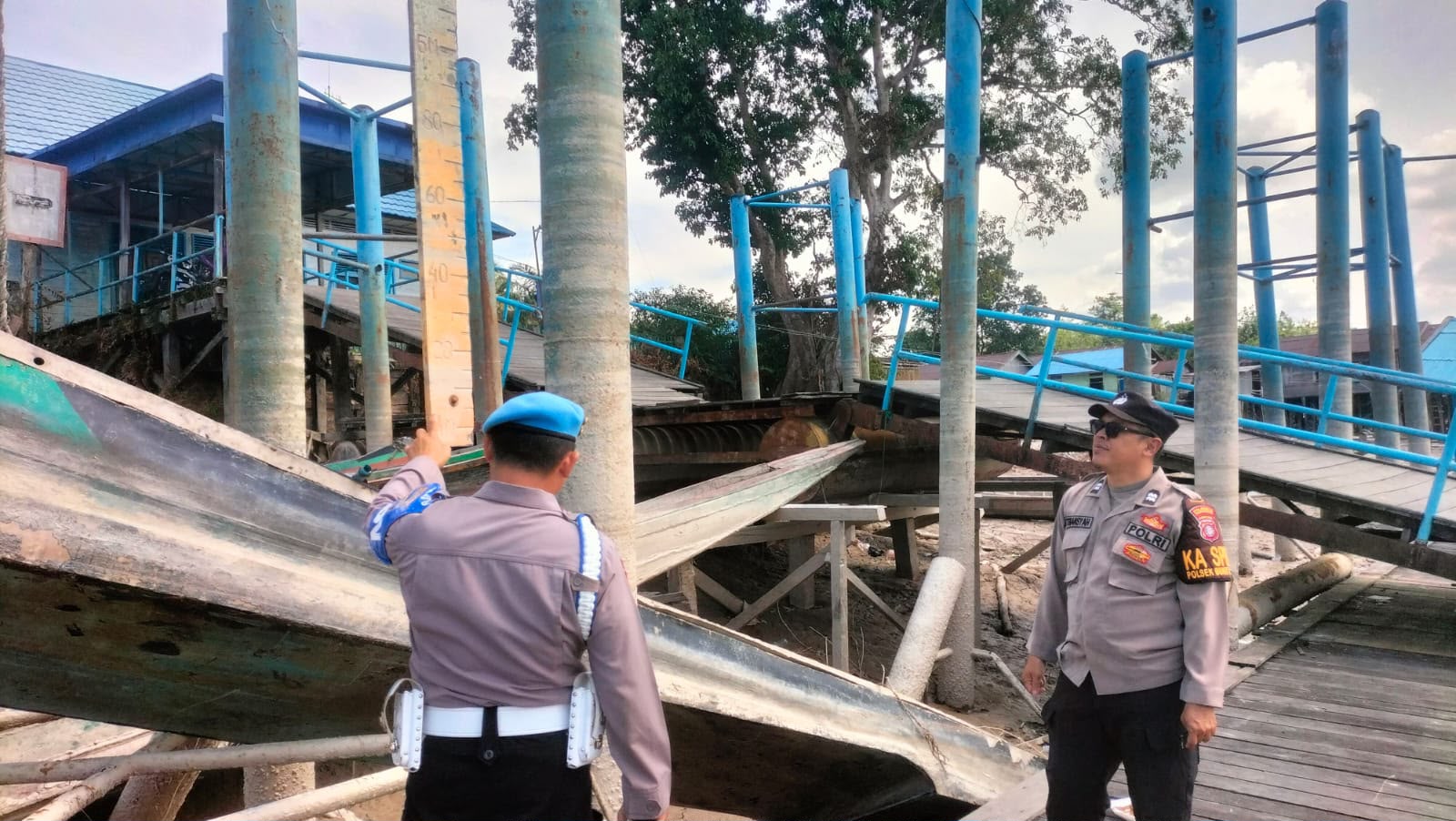 Monitor Debit Sungai Rungan, Polsek Bukit Batu Imbau Warga Tetap Waspada