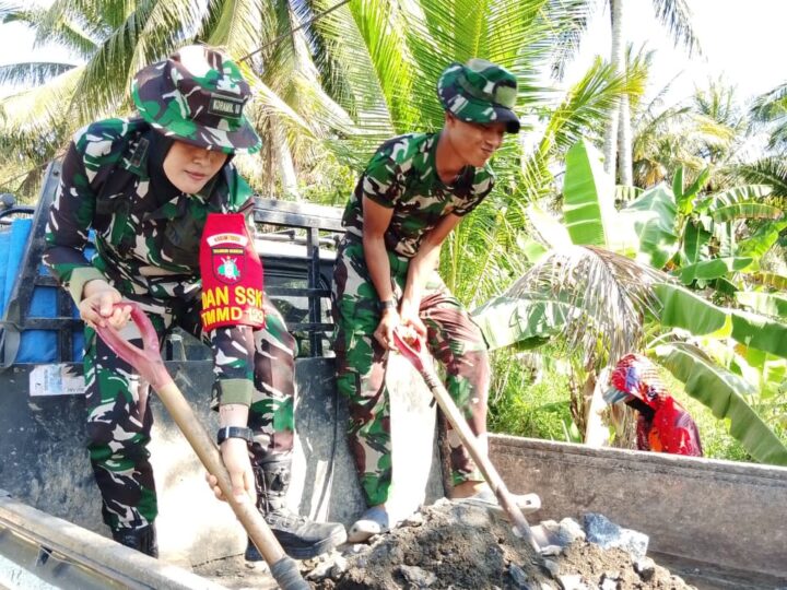 Kowad Tak Kenal Kata Mundur, Kapten Cke (K) Hannah Turun Langsung Angkut Material Jalan