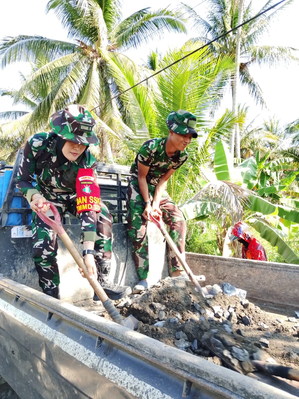 Kowad Tak Kenal Kata Mundur, Kapten Cke (K) Hannah Turun Langsung Angkut Material Jalan