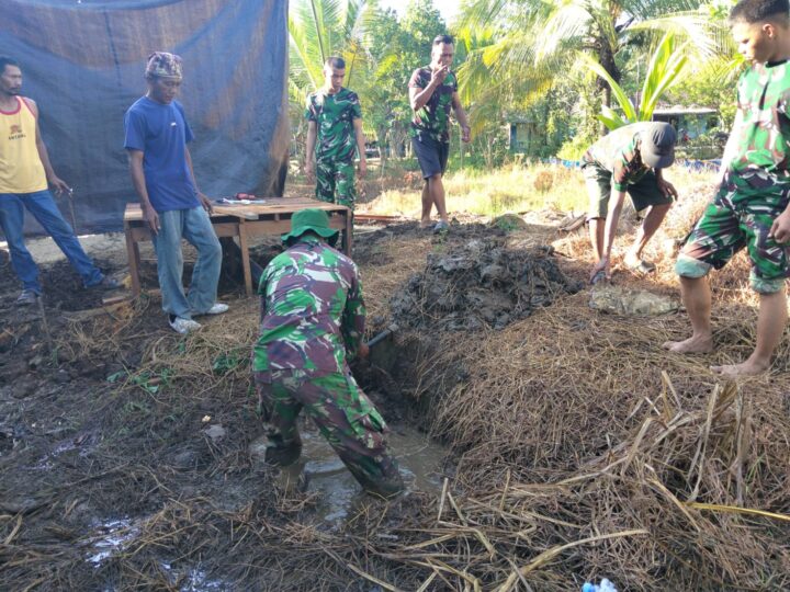 Gotong Royong Satgas dan Warga Percepat Pembangunan MCK TMMD di Tamban Bangun