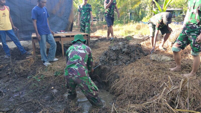 Gotong Royong Satgas dan Warga Percepat Pembangunan MCK TMMD di Tamban Bangun