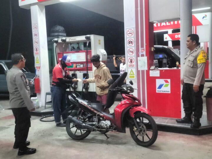 Hadir di SPBU Saat Patroli, Polsek Bukit Batu Tinjau Distribusi BBM Subsidi