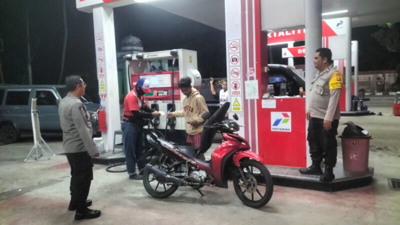 Hadir di SPBU Saat Patroli, Polsek Bukit Batu Tinjau Distribusi BBM Subsidi